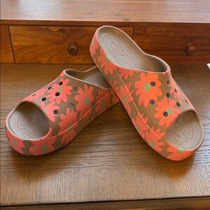 Crocs Women's Floral Slide Sandals - Chinelo Crocs Classic Platform Retro